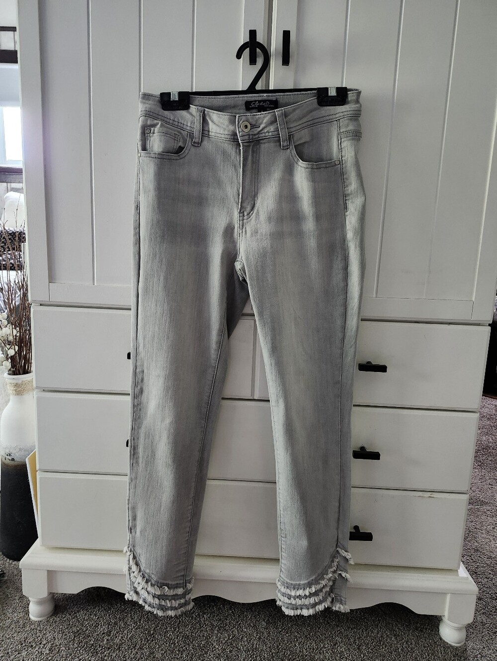 Charlie B Light Gray Women’s Jeans with Fringed Hem Sz 6